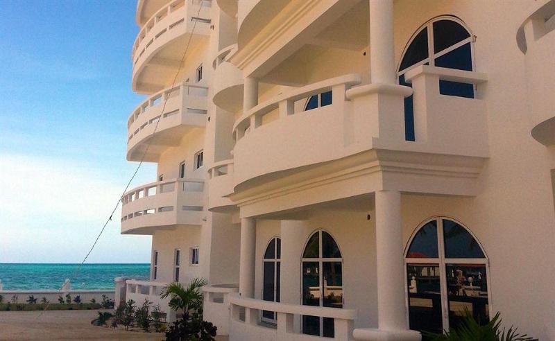 Banyan Bay Suites San Pedro  Exterior foto